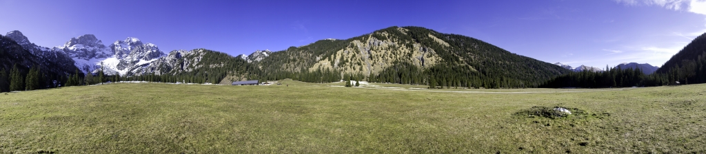 Blick von der Rontalalm auf Östliche Karwendelspitze (2537), Vogelkarspitze (2522m), Vordere und Hintere Schlichtenkarspitze (2354m/2477m), Rappenklammspitze (1835m) und Hochalplkopf (1771m), Karwendelgebirge, April 2011.