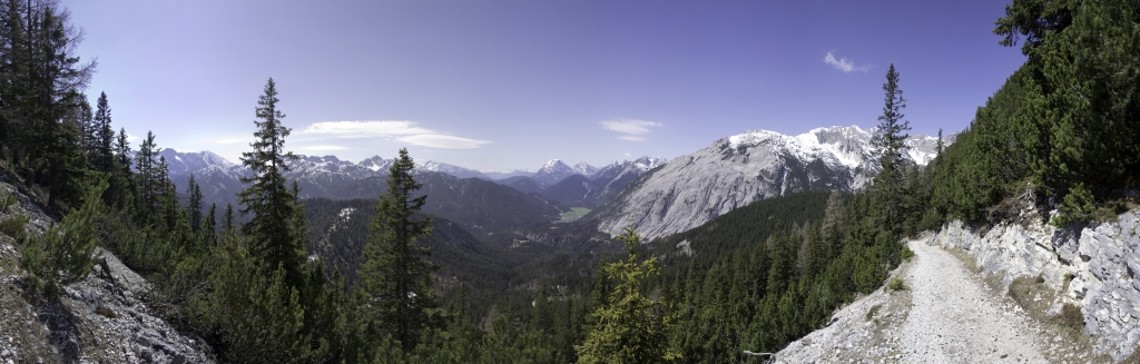 Blick vom Aufstiegsweg auf die Pleisenhütte (1757m) auf Hohe Munde (2662m), die Arnspitzen und den Karwendelkamm des Mittenwalder Höhenweges, Karwendelgebirge, April 2011.