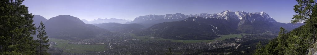 Aufstieg auf den Kramerspitz: Blick auf den Wank, das westliche Karwendel sowie auf Garmisch-Partenkirchen vor dem Wetterstein-Gebirge, Ammergauer Alpen, April 2011.