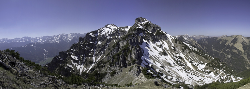 Blick von einem Vorgipfel (1833m) am Kramersteig auf den Kramerspitz, Ammergauer Alpen, April 2011.