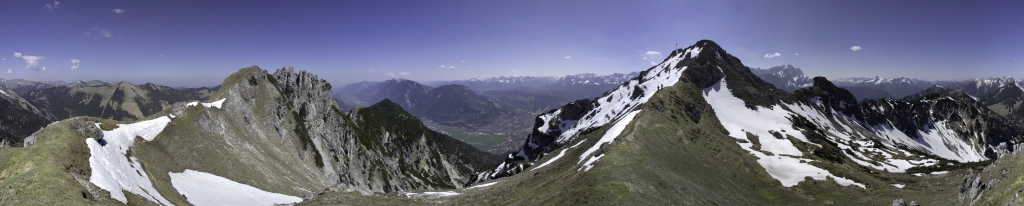 360-Grad-Panorama am Verbindungsgrat zwischen Mittergern und Kramerspitz, Ammergauer Alpen, April 2011.