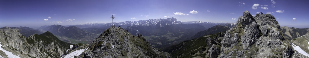 360-Grad-Panorama vom Gipfel des Kramerspitz vor Ester-, Karwendel- und Wettersteingebirge, Ammergauer Alpen, April 2011.