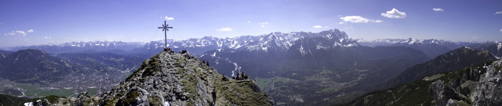 Gipfel des Kramerspitz über Garmisch-Partenkirchen und vor dem Kamm des Wetterstein-Gebirges, Ammergauer Alpen, April 2011.