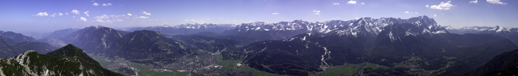 Große Gipfelschau vom Gipfel des Kramerspitz über Ester-, Karwendel- und Wetterstein-Gebirge mit Zug- und Alpspitze, Ammergauer Alpen, April 2011.
