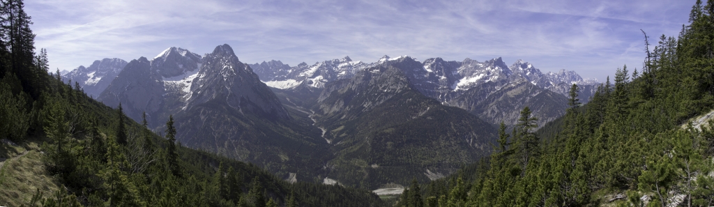 Aufstieg aus dem Rissbachtal zur Fleischbank mit Blick auf die Falken-Gruppe, Laliderer- und Torwände, Karwendelgebirge, Mai 2011.