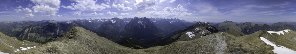 360-Grad-Panorama am Gipfel des Grasberges (2020m), Karwendelgebirge, Mai 2011.