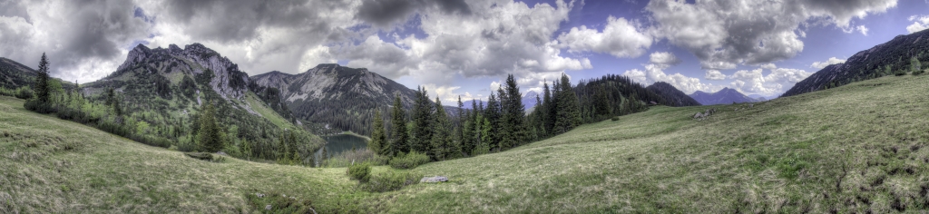 Tour vom Sillberghaus über den Auerspitz (1810m) zu den Ruchenköpfen (1805m). Panorama an der Ruchenkopfhütte mit Blick auf die Ruchenköpfe selbst, den Soinsee, Dürrmiesing, Gamswand und Großen Traithen, Mangfallgebirge, Mai 2011.