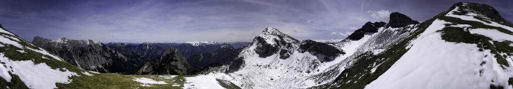 360-Grad-Panorama im Aufstieg von der Falzthurnalm bei Pertisau auf die Rappenspitze. Blick auf Dristkopf, Rofan, Bärenkopf, Kaserjoch Spitze, Kaserjoch und Rappenspitze, Karwendelgebirge, Mai 2011.