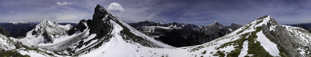 360-Grad-Panorama am Sattel vor dem letzten Aufschwung zum Gipfel der Rappenspitze (2223m), Karwendelgebirge, Mai 2011.
