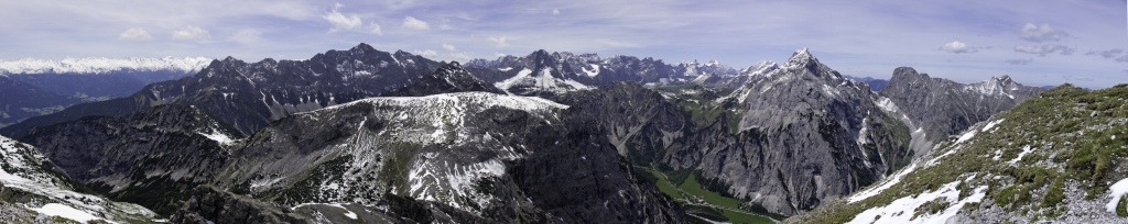 Blick von der Rappenspitze (2223m) auf den frisch verschneiten Alpenhauptkamm und die Karwendelkette mit dem Sonnjoch (2457m), Karwendelgebirge, Mai 2011.