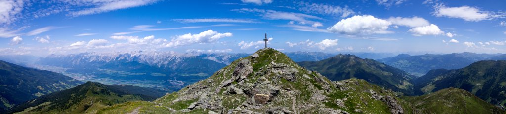 Der Gipfel des Gilfert (2506m) vor dem Karwendel und Rofan, Vordere Tauern, Österreich, Juli 2011.