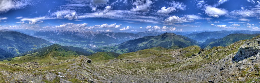 Gipfelpanorama am Gilfert (2506m) mit Blick auf Karwendel, Rofan, Keller- und Spieljoch, Vordere Tauern, Österreich, Juli 2011.