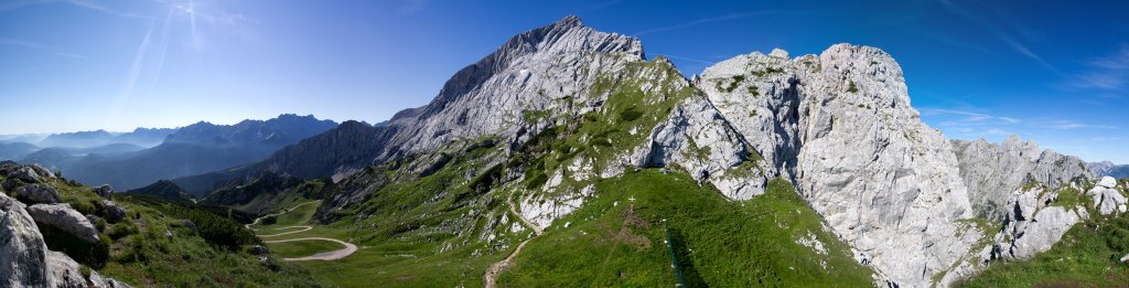 Panorama von der Bergstation der Osterfelderkopfbahn mit Blick auf die Alpspitze (2628m), Wetterstein, Juli 2011.