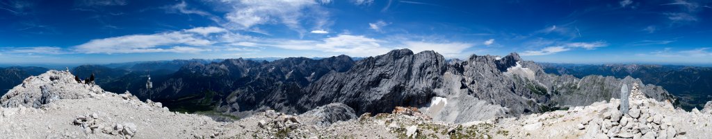 360-Grad-Panorama am Gipfel der Alpspitze (2628m) mit Blick auf den Jubiläumsgrat und die Zugspitze (2962m), Wetterstein, Juli 2011.