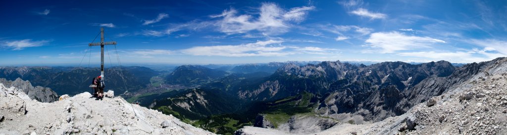 Blick vom Gipfelkreuz der Alpspitze auf Garmisch-Partenkirchen, Ester-, Soiern-, Karwendel- und Wettersteingebirge, Wetterstein, Juli 2011.