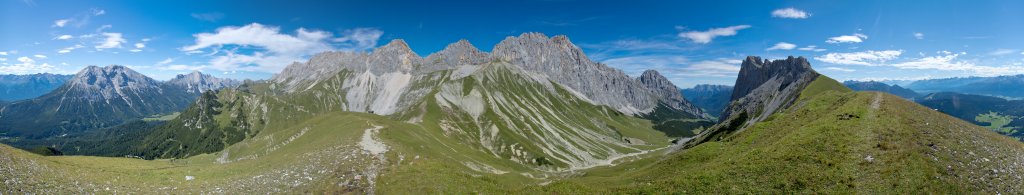 360-Grad-Panorama an der Erinnerungs-Hütte mit Blick auf die Gehrenspitze (2367m), Wetterstein und Hohe MundeWetterstein, Österreich, August 2011