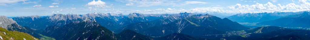 Blick über Soierngebirge, Karwendel und das Inntal bei Seefeld, Wetterstein, Österreich, August 2011