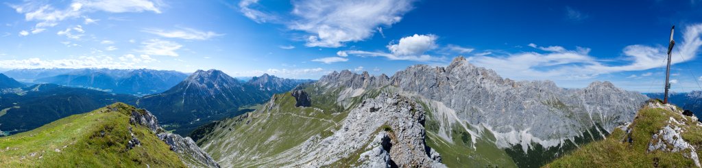 Panorama am Gipfel der Gehrenspitze (2367m), Wetterstein, Österreich, August 2011