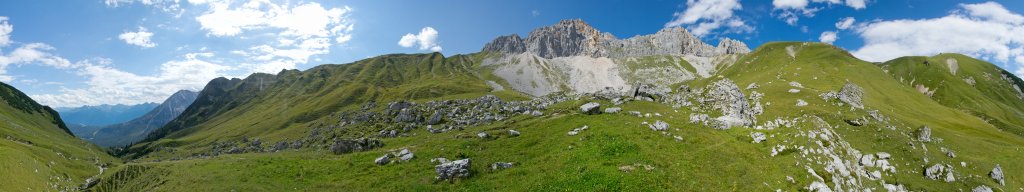 360-Grad-Panorama im Scharnitz-Tal oberhalb der Wetterstein-Hütte mit Oberreintal-Schrofen und Scharnitz-Spitze, Wetterstein, Österreich, August 2011