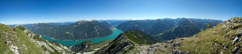 Blick von der Seeberg-Spitze (2085m) auf Rofan, Achensee und Pertisauer Karwendeltäler, Karwendelgebirge, Österreich, August 2011