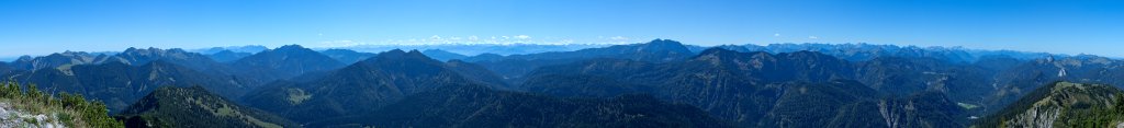 Panorama am Gipfel des Risserkogel vom Breitenstein und Wendelstein über Guffert und Halserspitz bis hin zu Zugspitze und Benediktenwand, Mangfallgebirge, Bayrische Voralpen, September 2011