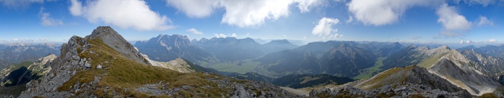 360-Grad-Panorama am Gipfel der Ups-Spitze (2332m) mit Blick auf Zugspitz-Massiv und Mieminger Gebirge, Ammergauer Alpen, Österreich, Oktober 2011