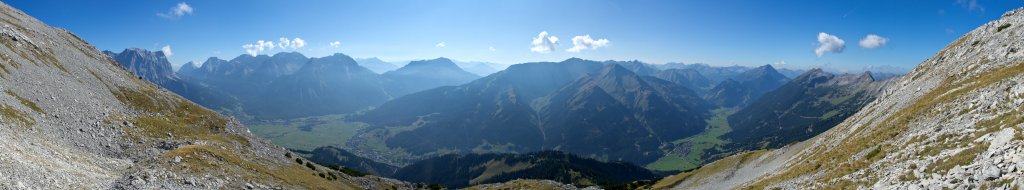 Abstieg von der Ups-Spitze bei Lermoos mit Blick auf Zugspitzmassiv, Mieminger Kette, Hochwannig und Gartner-Wand, Ammergauer Alpen, Österreich, Oktober 2011