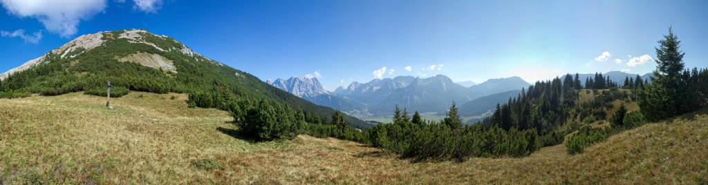 Panorama am Grünen Ups (1852m) unterhalb der Ups-Spitze (2332m) mit Blick auf Zugspitze und Mieminger Gebirge, Ammergauer Alpen, Österreich, Oktober 2011
