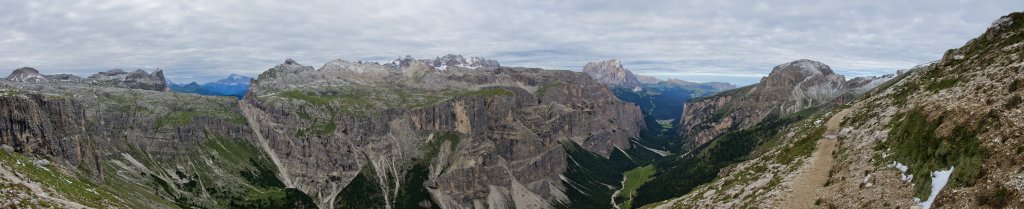 Blick von der Alpe del Puez ins Langental, zu Sas Songher, Sella und Langkofel, Puez-Geisler-Gruppe, Dolomiten, Südtirol, Juli 2011.