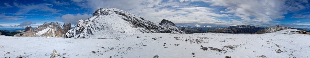 360-Grad-Panorama an der Forcla Nives mit Blick auf die Geislergruppe, Piz Duleda (2909m), Sella, Langkofel und Schlern, Puez-Geisler-Gruppe, Dolomiten, Südtirol, Juli 2011.