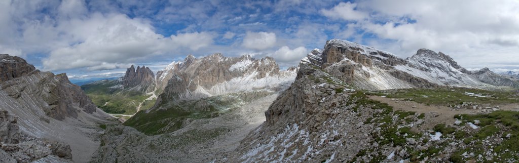 Blick von der Forcla Forces de Sieles in das Val dla Roa, zu den Geisler-Spitzen, Sas Rigais, Piz Duleda und Pizes de Puez, Puez-Geisler-Gruppe, Dolomiten, Südtirol, Juli 2011.