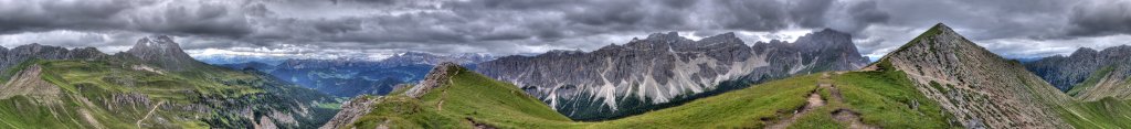 360-Grad-Panorama am Übergang vom Kreuzjoch zur Schlüter-Hütte mit Blick auf Peitlerkofel, Fanes und Puez-Geisler-Gruppe, Puez-Geisler-Gruppe, Dolomiten, Südtirol, Juli 2011.
