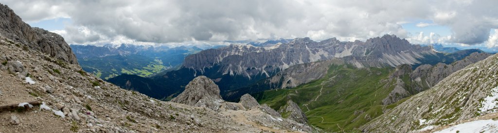 Puez-Gruppe und Geisler-Spitzen im Aufstieg auf den Peitlerkofel, Puez-Geisler-Gruppe, Dolomiten, Südtirol, Juli 2011.