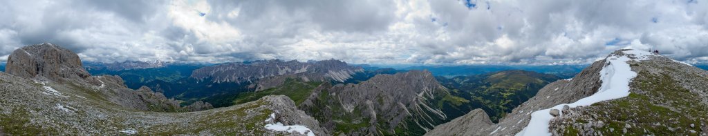 360-Grad-Panorama am Nebengipfel (2813m) des Peitlerkofel (2875m), Puez-Geisler-Gruppe, Dolomiten, Südtirol, Juli 2011.