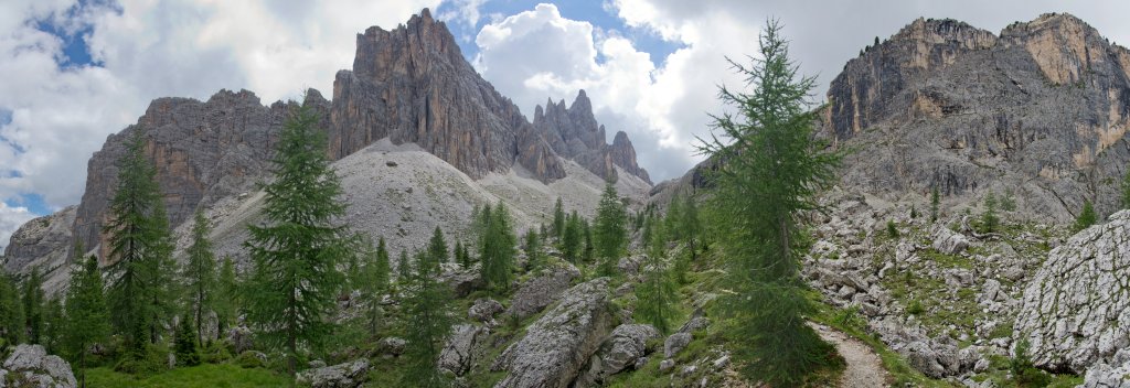 Am Eingang ins Val de Formin an der Croda da Lago, Ampezzaner Dolomiten, Italien, Juli 2011.