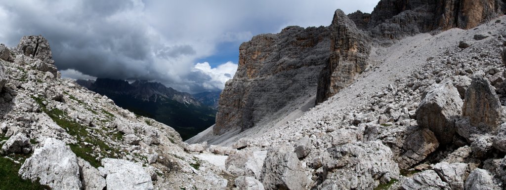 Croda da Lago im Val de Formin und Blick auf die mit Regenwolken umhüllten Tofanen, Ampezzaner Dolomiten, Italien, Juli 2011.