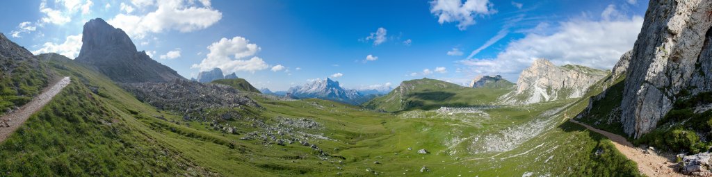 Forcla Ambrizzola mit Blick auf Beco de Mezodi, Pelmo, Civetta und Monte Cernera, Ampezzaner Dolomiten, Italien, Juli 2011.