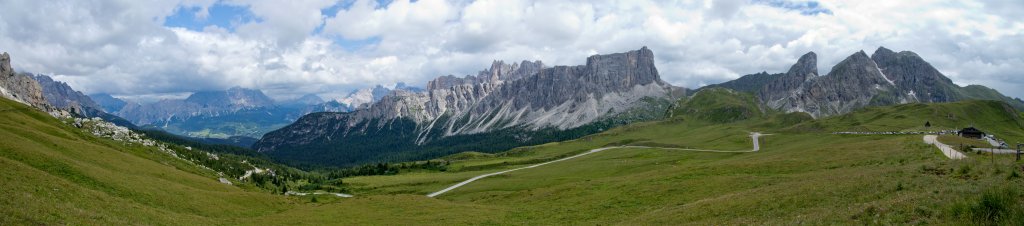 Paso Giau mit Croda da Lago, Ponta Lastoi de Formin und Monte Cernera, Ampezzaner Dolomiten, Italien, Juli 2011.