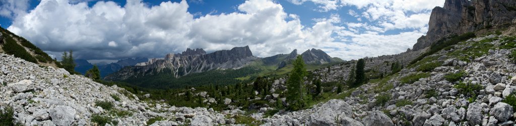 Unter der Ra Gusela unweit des Paso Giau mit Blick auf Croda da Lago und Monte Cernera, Ampezzaner Dolomiten, Italien, Juli 2011.