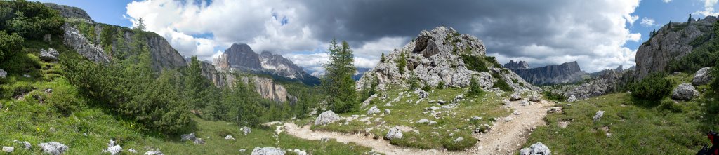 Am Beco de Ra Marogna mit Cinque Torri, Tofana de Rozes, Tofana di Mezzo, Croda da Lago und Ponta Lastoi de Formin, Ampezzaner Dolomiten, Italien, Juli 2011.