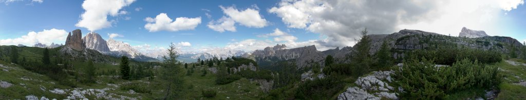 360-Grad-Panorama auf der Crepe dei Ronde - Cinque Torri, die Tofanen, Sorapis, Croda da Lago, Nuvolau und Averau, Ampezzaner Dolomiten, Italien, Juli 2011.