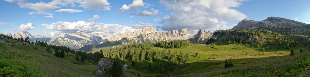 Abendstimmung am Rifugio Cinque Torri - Blick auf die Cadini di Misurina, Sorapis,Croda da Lago, Ponta Lastoi de Formin, Ra Gusela und Nuvolau, Ampezzaner Dolomiten, Italien, Juli 2011.