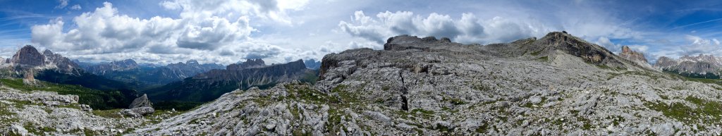 360-Grad-Panorama auf der Karstfläche unterhalb von Ra Gusela und Nuvolau, Ampezzaner Dolomiten, Italien, Juli 2011.