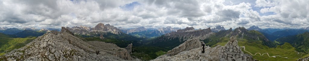 360-Grad-Panorama am Gipfel von Ra Gusela (2595m) in unmittelbarer Nachbarschaft zum Nuvolau (2576m), Ampezzaner Dolomiten, Italien, Juli 2011.