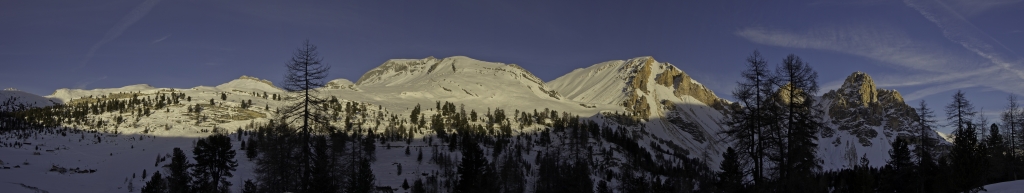 Abendstimmung an der Faneshütte mit Blick auf Zehner-, Neuner-, Fanessattel- und Eisengabelspitze sowie Col Toronn, Fanes, Dolomiten, Januar 2011.