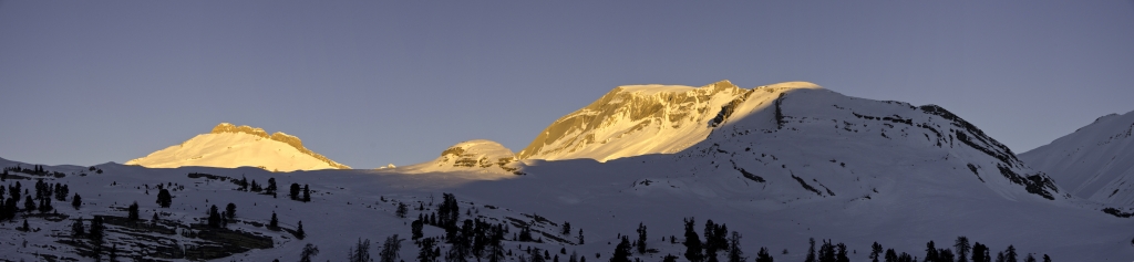 Sonnenaufgang an der Faneshütte mit Blick auf Zehner- und Neunerspitze sowie den Col Toronn, Fanes, Dolomiten, Januar 2011.