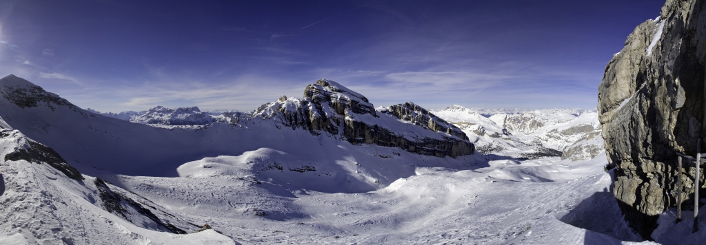 Panorama vom Monte Castello auf Sella mit Piz Boe, Langkofel, Schlern, das Ortler-Gebiet, Cima Campestrin, Neunerspitze und den Zillertaler Alpenhauptkamm, Fanes, Dolomiten, Januar 2011.
