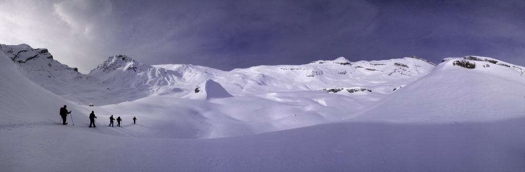 Auf dem Weg zum Heiligkreuzkofel über die weite Ebene der Fanes-Hochfläche, Fanes, Dolomiten, Januar 2011.