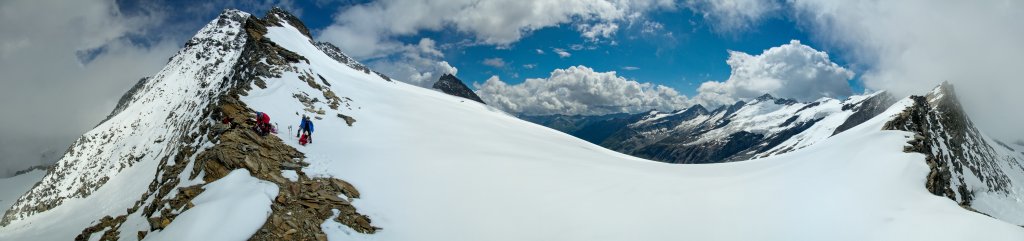 Geigerscharte (3108m) ca. 250Hm unter dem Gipfel des Großen Geiger (3360m) mit Blick auf Maurerkees, die Simonyspitzen und den Lasörlingkamm, Venedigergruppe, Hohe Tauern, Österreich, August 2011.