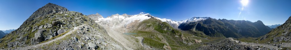 360-Grad-Panorama von der Randmoräne des Simonykees oberhalb der Rostock-Essener Hütte mit Blick auf das Reggentörl (3056m), Westliche (3481m) und Östliche Simonyspitze (3448m), Stredacher Winkl und Maurerkees, Großen Geiger (3360m), Trmljoch (2790m), Lasörlingkamm und mit dem Rostocker Eck (2749m) im Rücken, Venedigergruppe, Hohe Tauern, Österreich, August 2011.